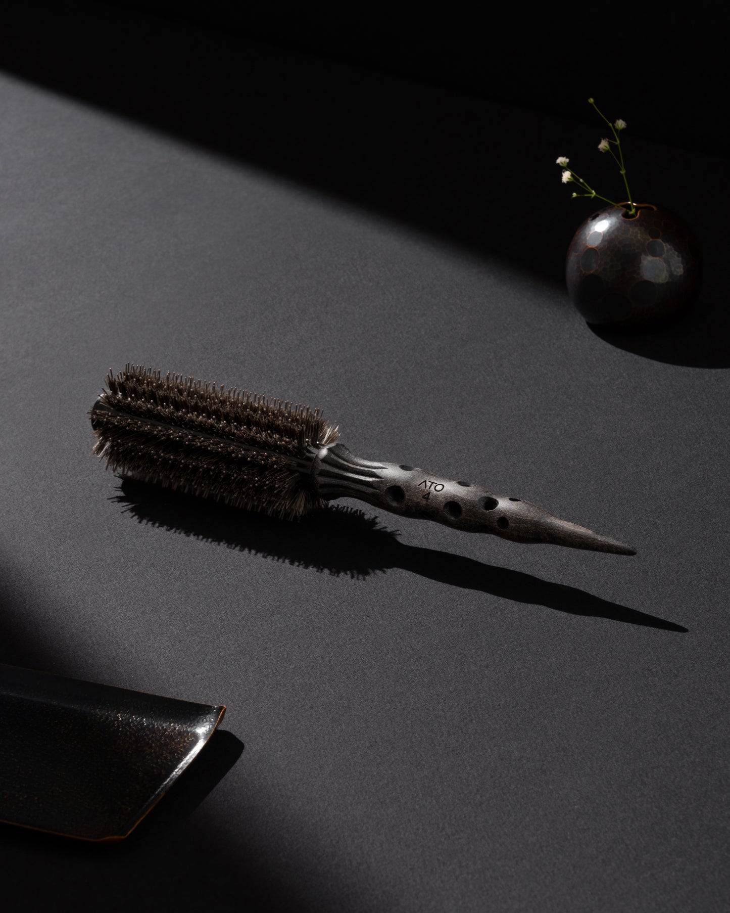 No. 4 - Brush Diameter: 4.6cm, length: 25cm, weight: 55 grams