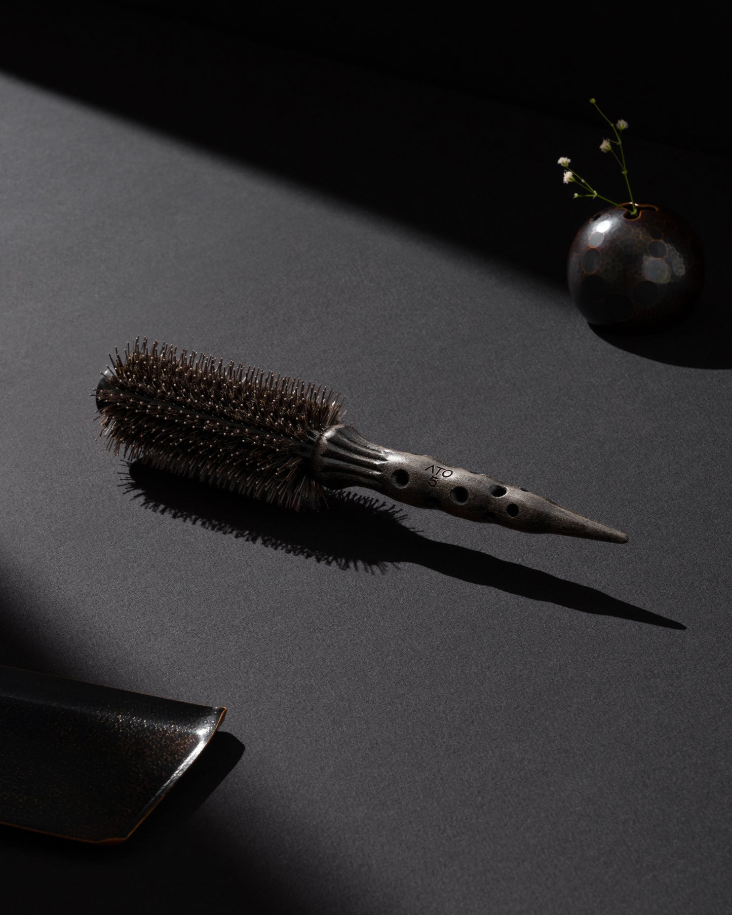 No. 5 - Brush Diameter: 5cm, length: 25cm, weight: 64 grams