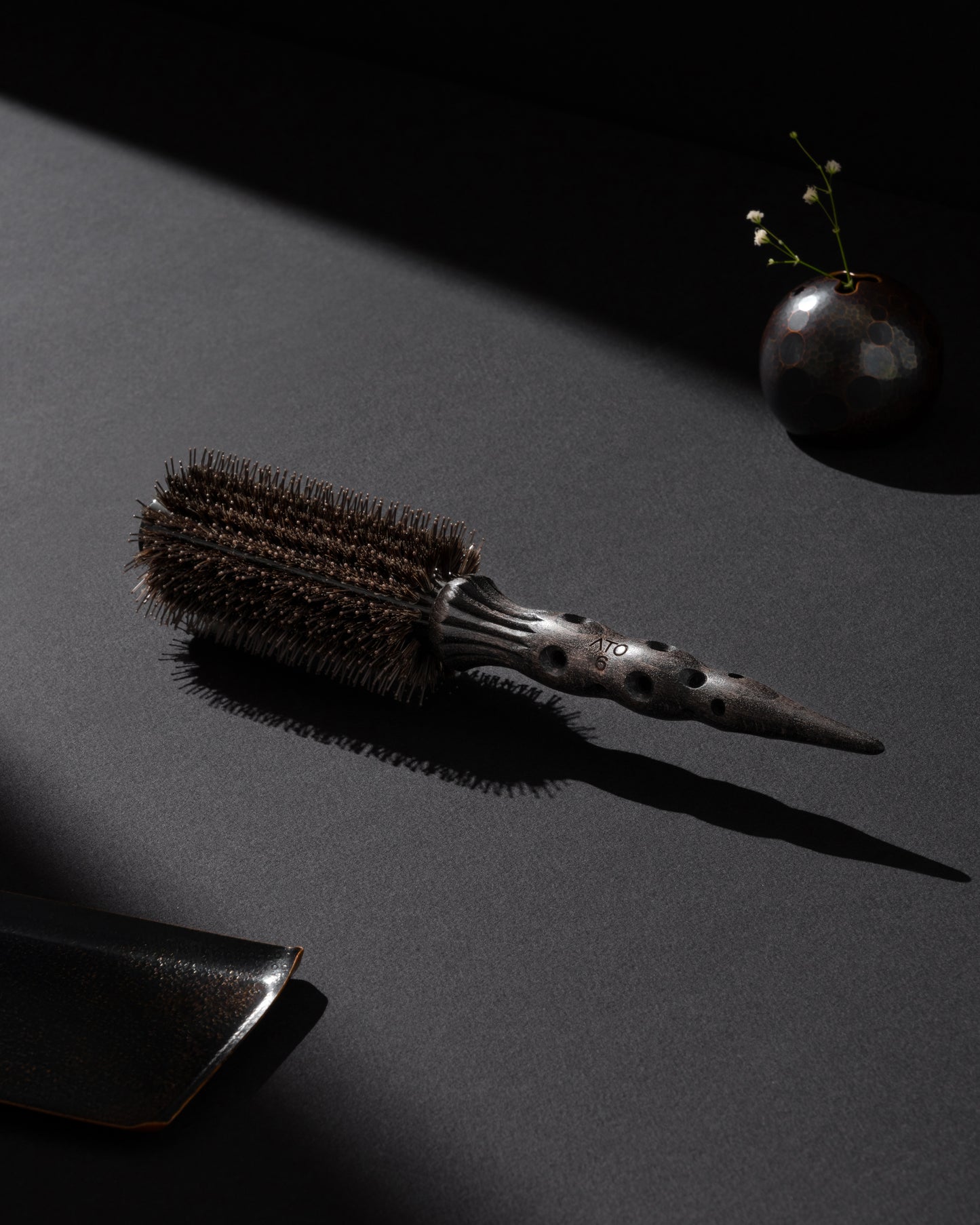 No. 6 - Brush Diameter: 5.6cm, length: 26cm, weight: 87 grams