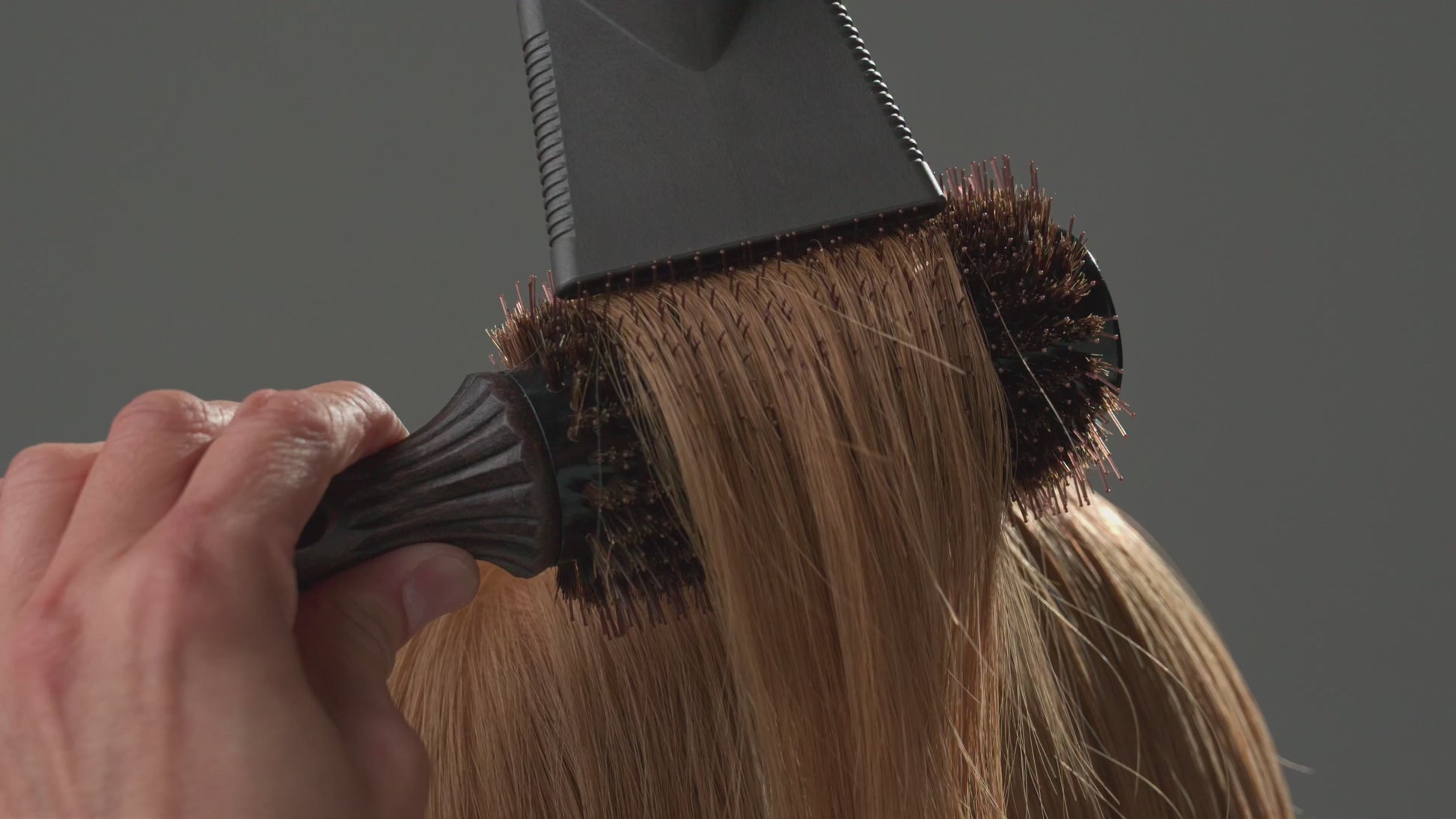 This boar bristle brush helps smooth hair while providing shine and locking in moisture for a shiny smooth finish. Its unique design, with heat-resistant nylon thread, works to distribute heat evenly from the core inside out all while gently gliding easily through all types of hair.  